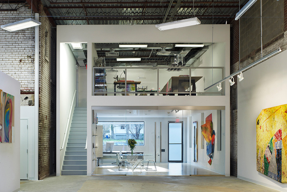 Großes Industrial Arbeitszimmer mit Studio, weißer Wandfarbe und hellem Holzboden in Washington, D.C.