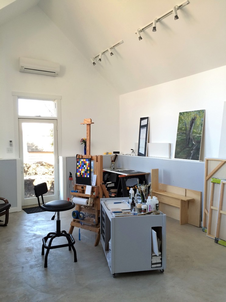 Idéer för att renovera ett stort funkis hemmastudio, med betonggolv, ett fristående skrivbord, grått golv och vita väggar
