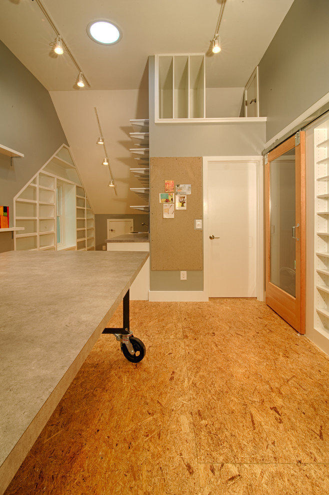 Foto de sala de manualidades minimalista grande con paredes grises y escritorio independiente