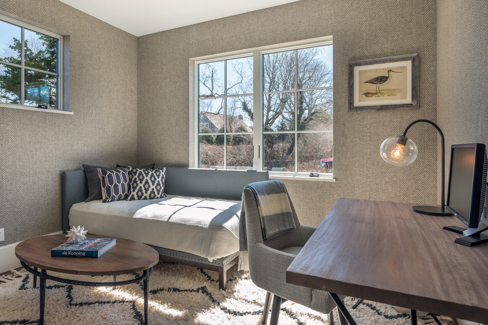 Cette photo montre un bureau chic de taille moyenne avec un bureau indépendant, un mur gris et un sol en bois brun.