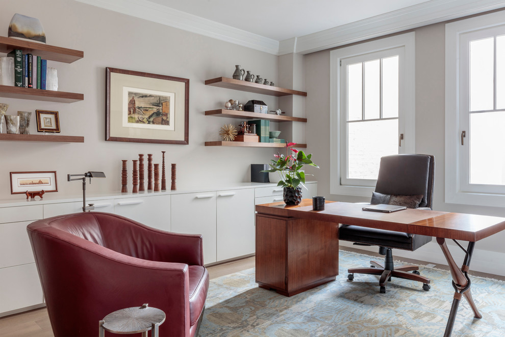 Modelo de despacho contemporáneo de tamaño medio sin chimenea con paredes beige, suelo de madera en tonos medios y escritorio independiente