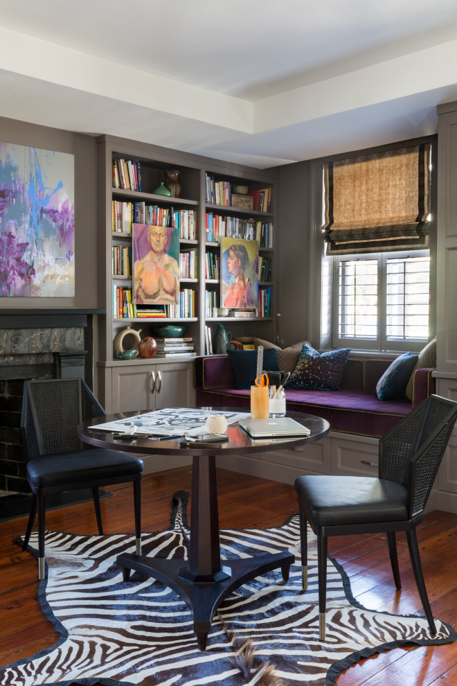 チャールストンにあるトランジショナルスタイルのおしゃれなホームオフィス・書斎 (グレーの壁、濃色無垢フローリング、自立型机、茶色い床) の写真