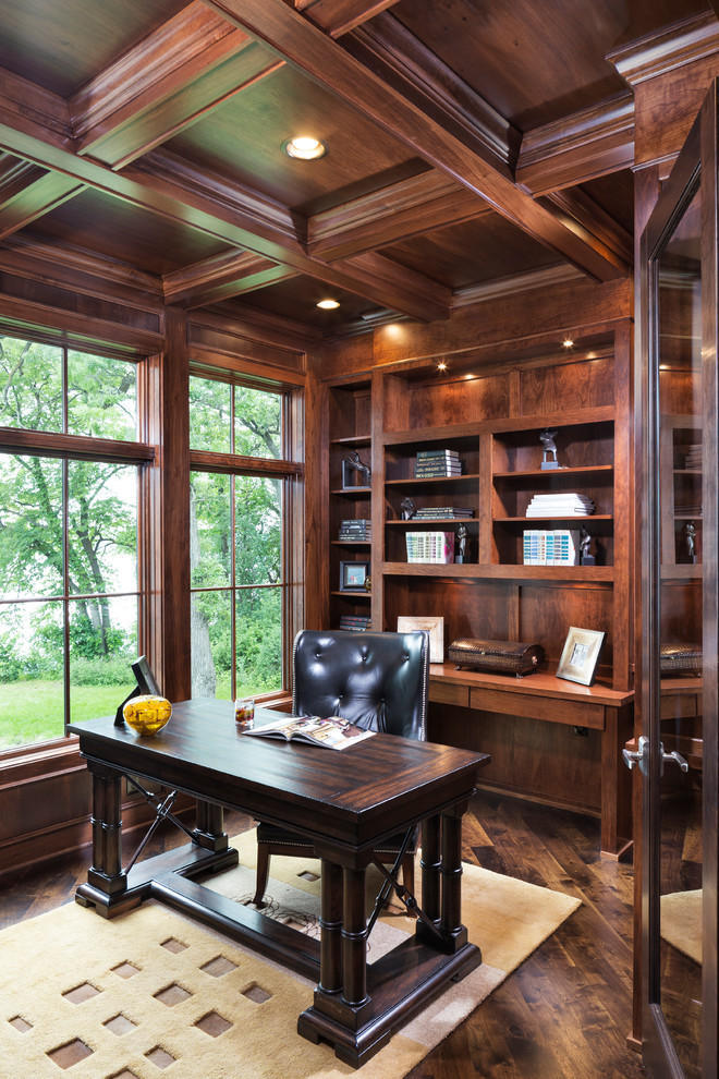 ミネアポリスにある高級な広いトランジショナルスタイルのおしゃれな書斎 (茶色い壁、無垢フローリング、暖炉なし、自立型机) の写真