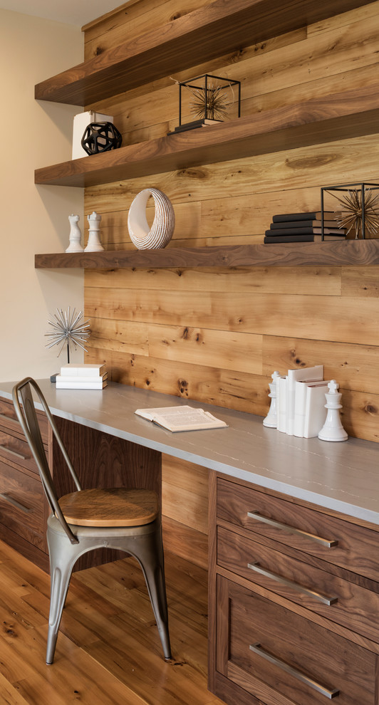 Imagen de despacho rústico de tamaño medio con suelo de madera clara y escritorio empotrado