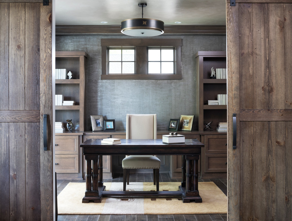 Idée de décoration pour un bureau tradition de taille moyenne avec un sol en bois brun, aucune cheminée, un bureau intégré, un sol marron et un mur gris.