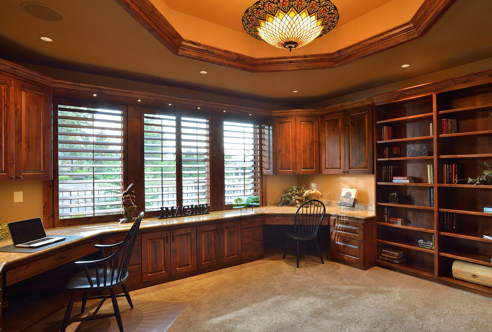 Photo of a rustic home office in Portland.