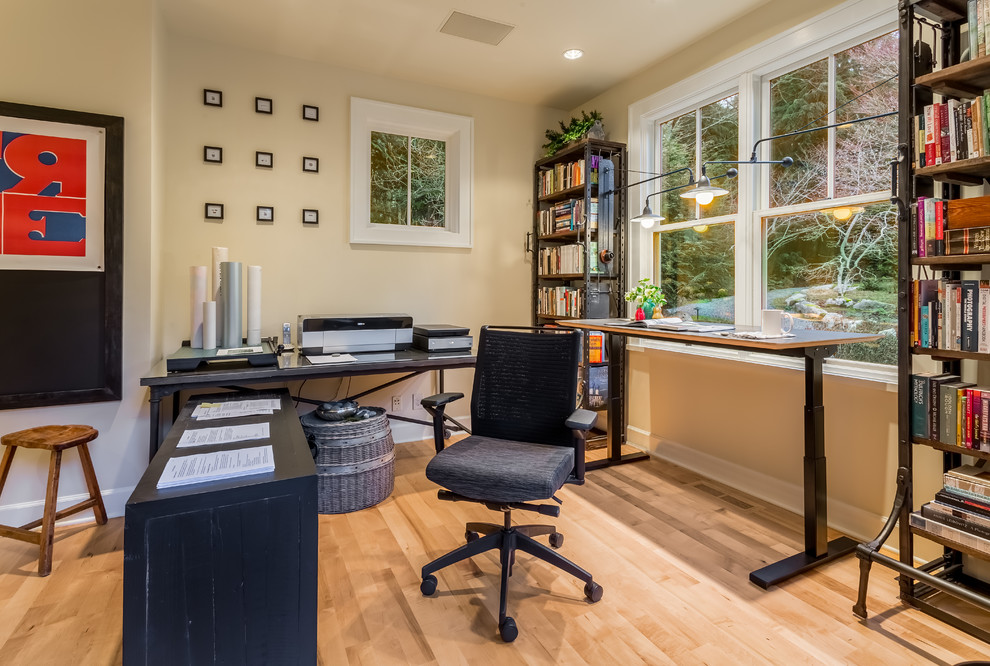 Kleines Klassisches Arbeitszimmer ohne Kamin mit Studio, weißer Wandfarbe, hellem Holzboden und freistehendem Schreibtisch in Seattle