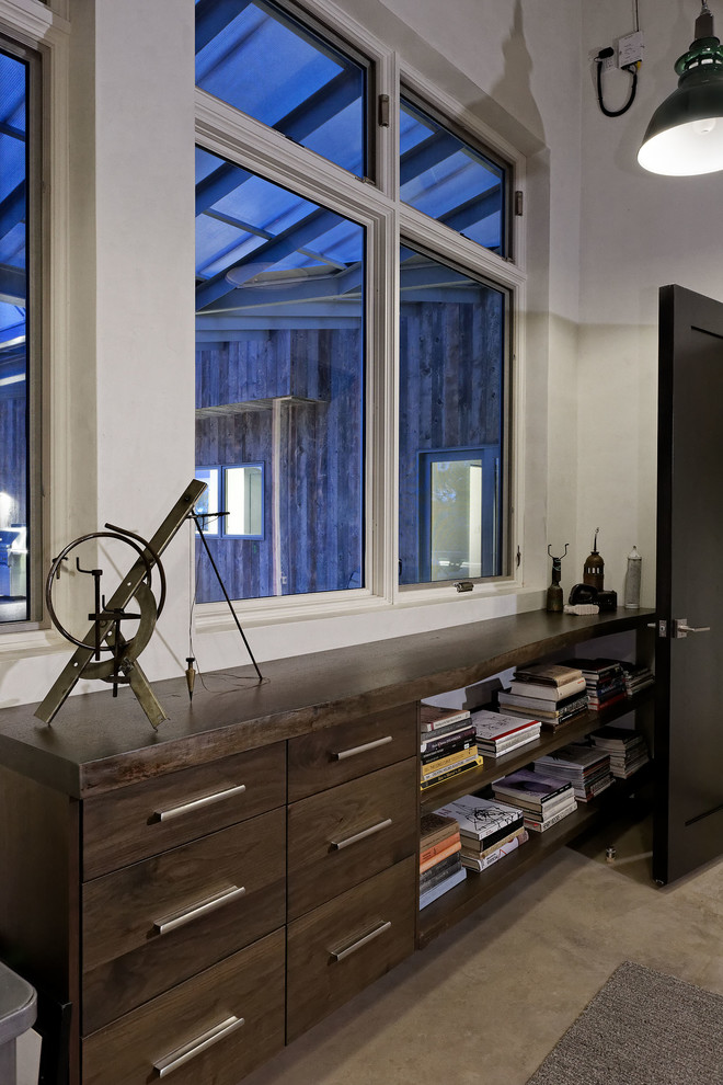 На фото: домашняя мастерская среднего размера в стиле модернизм с отдельно стоящим рабочим столом с