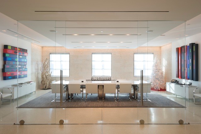 Foto di un grande ufficio moderno con pareti bianche, pavimento con piastrelle in ceramica, nessun camino e scrivania autoportante