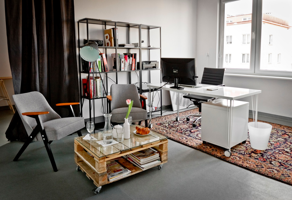 Réalisation d'un bureau design de taille moyenne avec un mur blanc, aucune cheminée et un bureau indépendant.