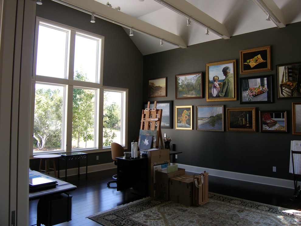 Imagen de estudio clásico renovado grande con paredes grises, suelo de madera oscura y escritorio empotrado