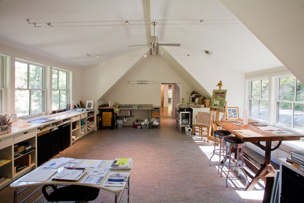 На фото: домашняя мастерская в стиле модернизм с белыми стенами и отдельно стоящим рабочим столом