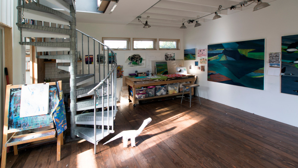 Großes Eklektisches Arbeitszimmer mit Studio, weißer Wandfarbe, dunklem Holzboden und freistehendem Schreibtisch in Seattle