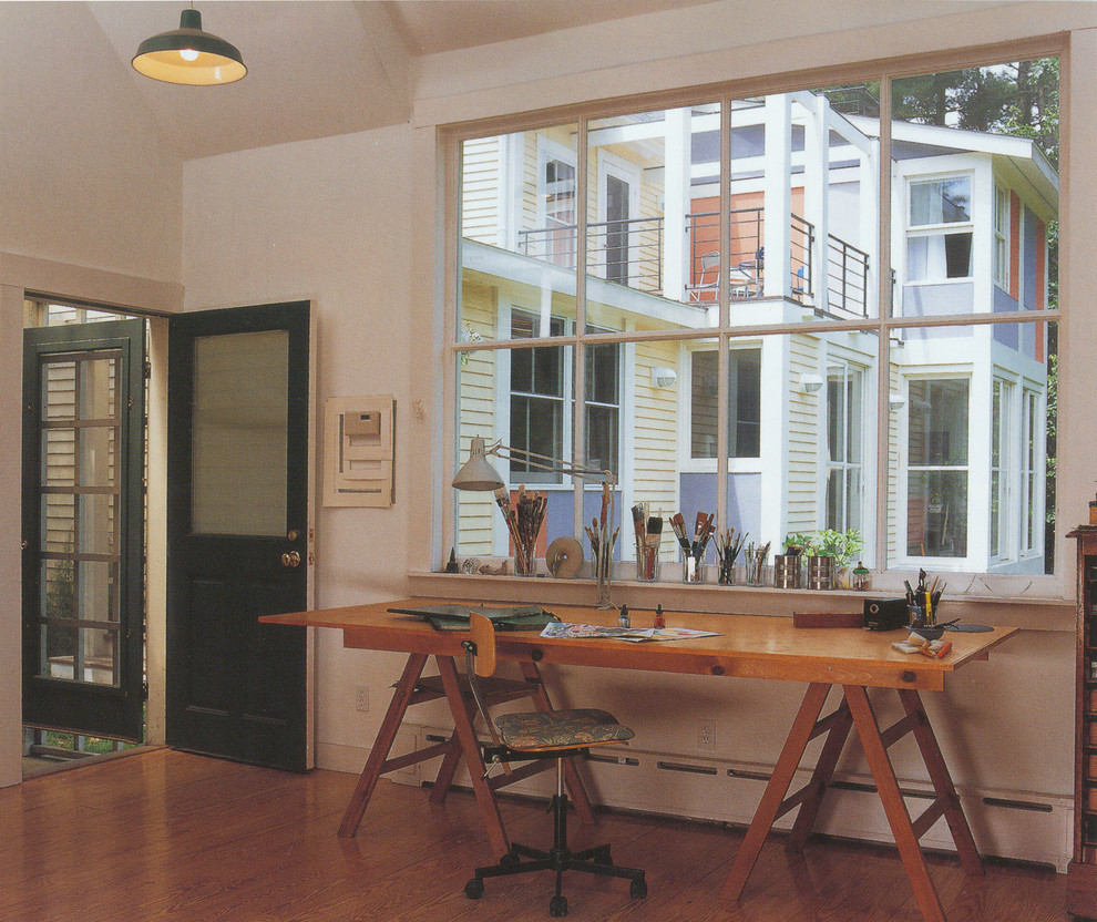 Modernes Arbeitszimmer mit Studio und freistehendem Schreibtisch in Boston