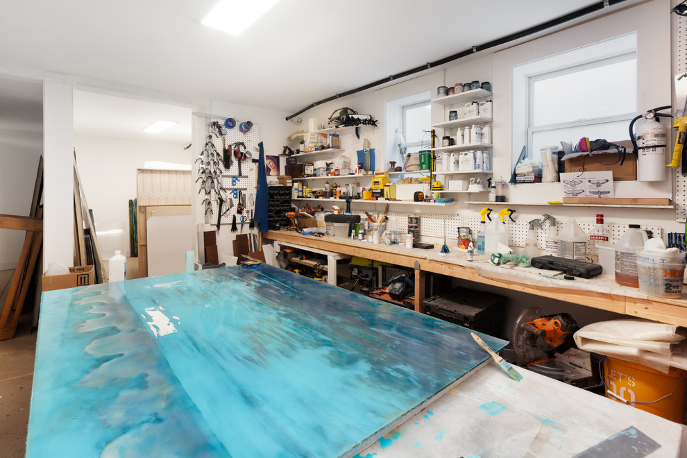 Cette photo montre un grand bureau tendance de type studio avec un mur blanc, aucune cheminée, un bureau indépendant et un sol multicolore.