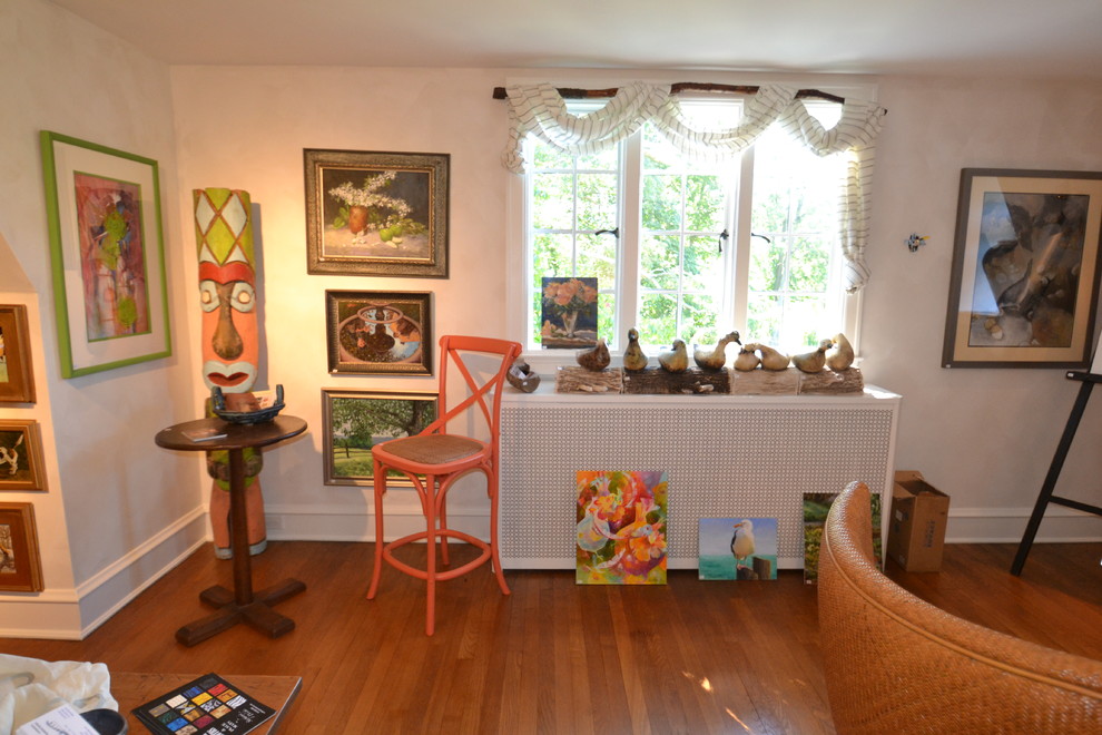 Mittelgroßes Eklektisches Arbeitszimmer mit Studio, weißer Wandfarbe, hellem Holzboden und freistehendem Schreibtisch in Wilmington