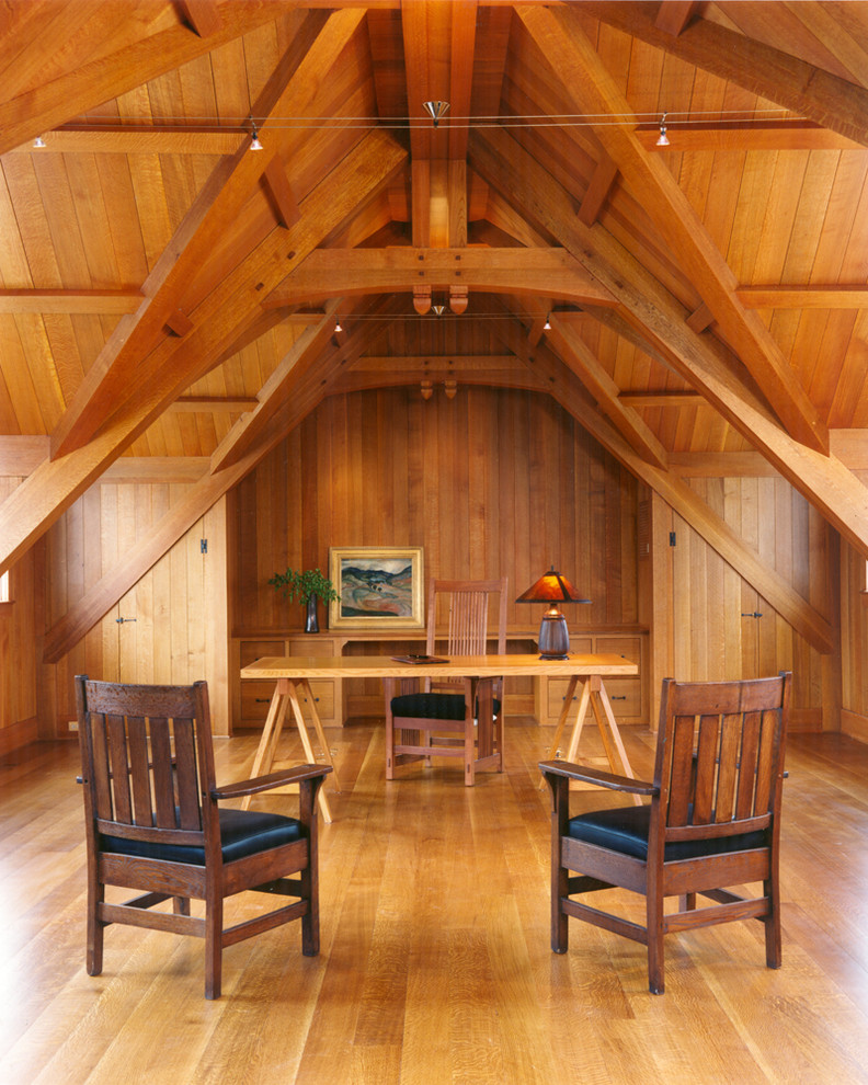 Immagine di uno studio stile americano con pavimento in legno massello medio e scrivania autoportante