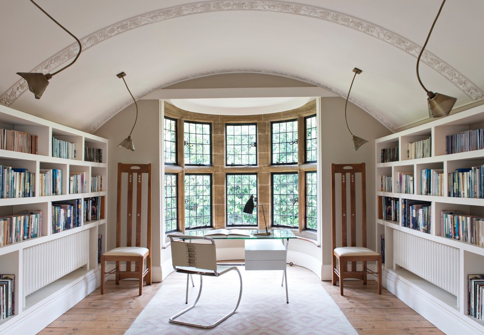 Idee per uno studio tradizionale con libreria, pareti bianche, pavimento in legno massello medio, nessun camino, scrivania autoportante e pavimento beige