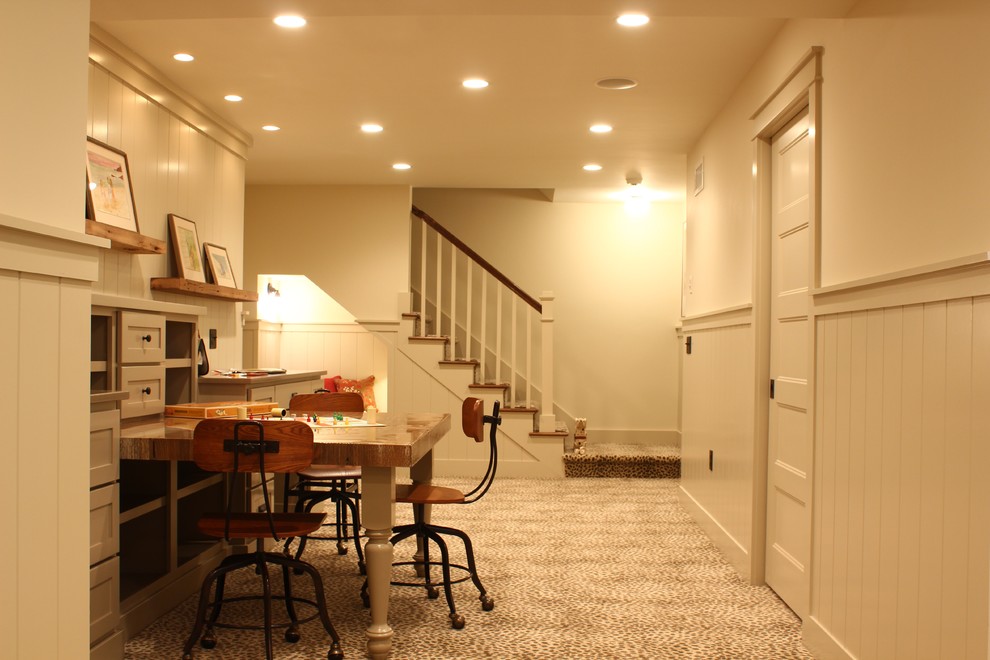 Mittelgroßes Rustikales Nähzimmer ohne Kamin mit beiger Wandfarbe, Teppichboden und Einbau-Schreibtisch in Providence