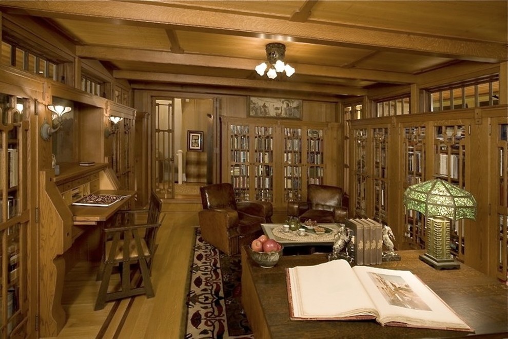 ボストンにあるトラディショナルスタイルのおしゃれなホームオフィス・書斎の写真