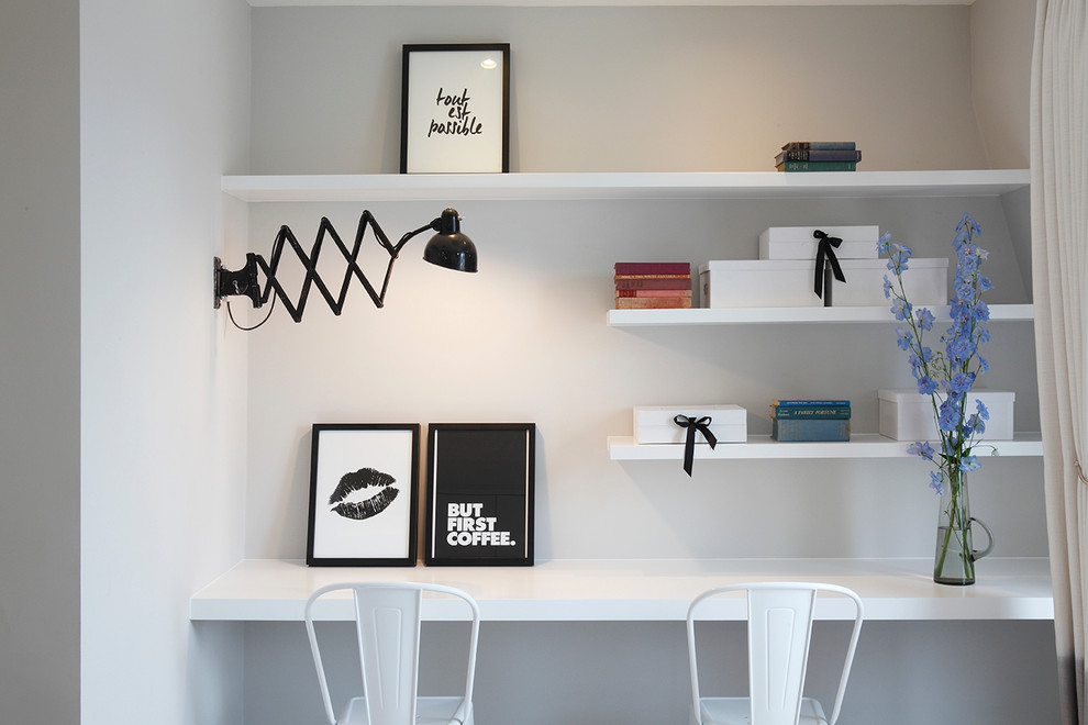 Modernes Arbeitszimmer mit Arbeitsplatz, grauer Wandfarbe und Einbau-Schreibtisch in London
