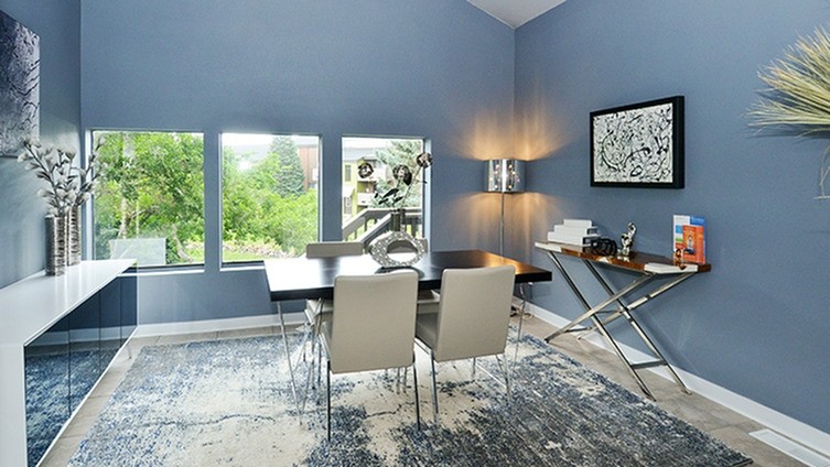 デンバーにあるラグジュアリーな広いコンテンポラリースタイルのおしゃれなホームオフィス・書斎 (青い壁、セラミックタイルの床、自立型机) の写真