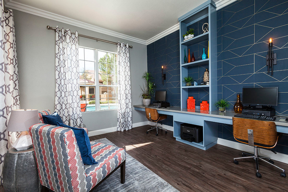 Inspiration pour un bureau traditionnel avec un mur bleu, parquet foncé, aucune cheminée et un bureau intégré.