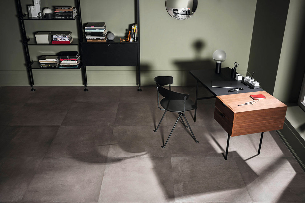 Exemple d'un bureau tendance avec un mur gris, un sol en carrelage de porcelaine, un bureau indépendant et un sol gris.