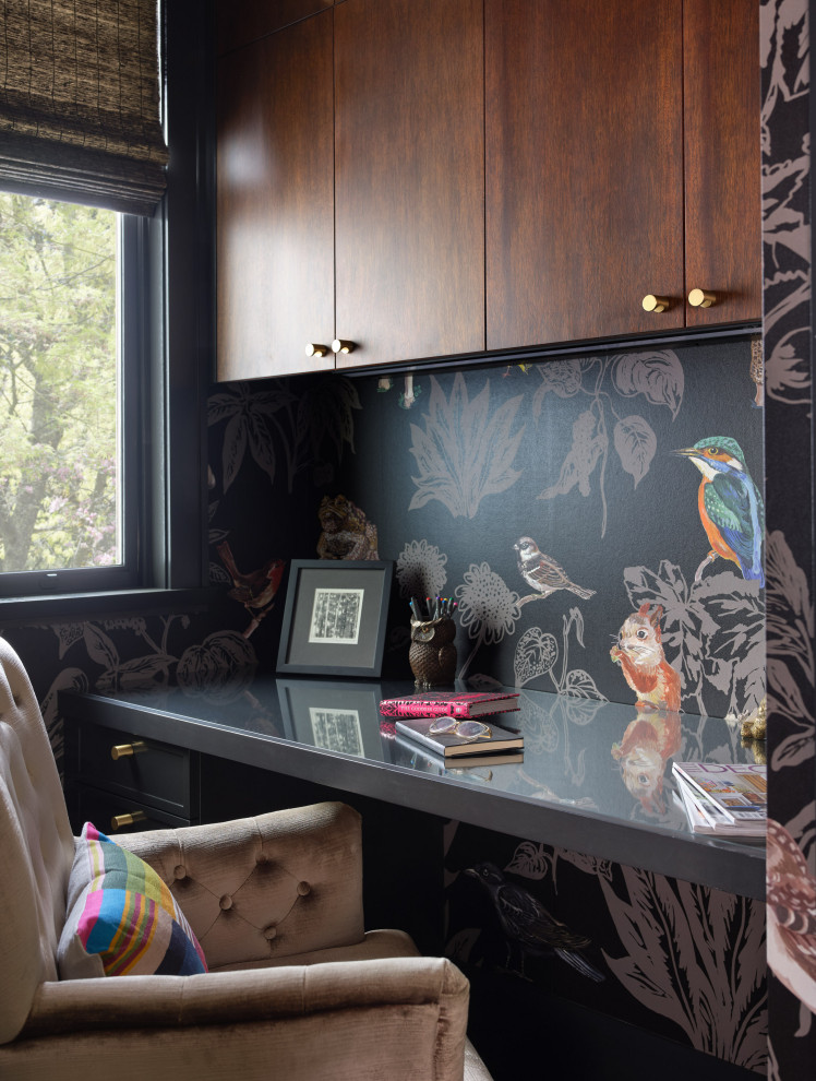 サンフランシスコにある高級な小さなトランジショナルスタイルのおしゃれな書斎 (黒い壁、濃色無垢フローリング、暖炉なし、造り付け机、黒い床) の写真