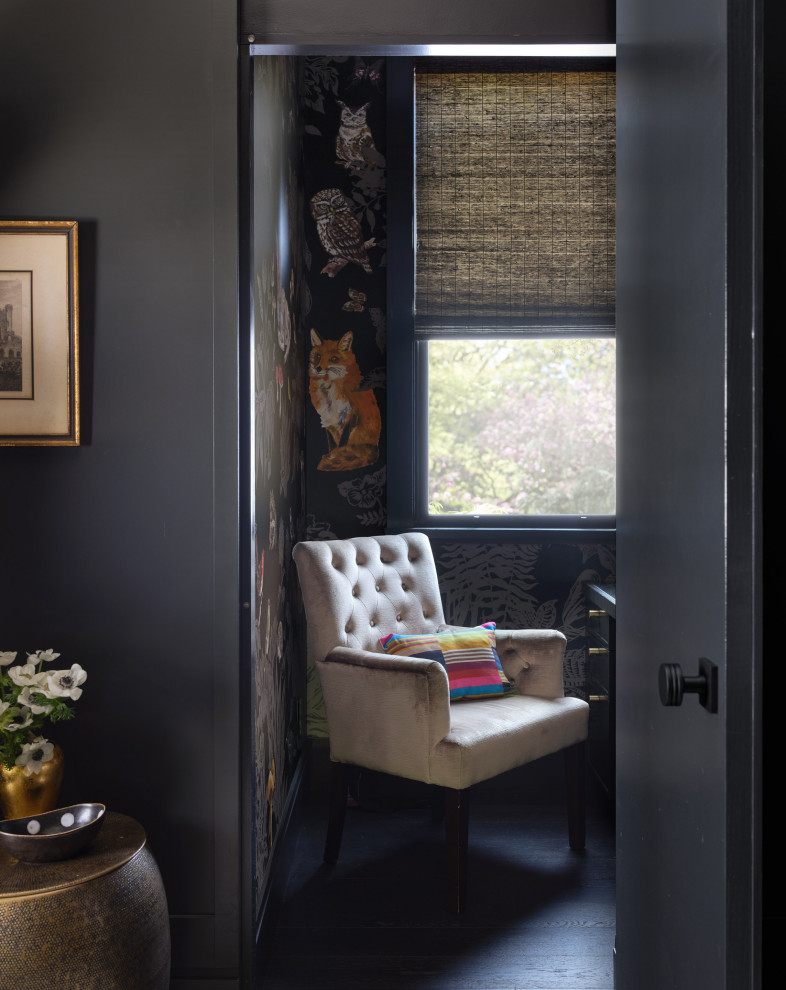 Idéer för små vintage arbetsrum, med svarta väggar, mörkt trägolv och svart golv