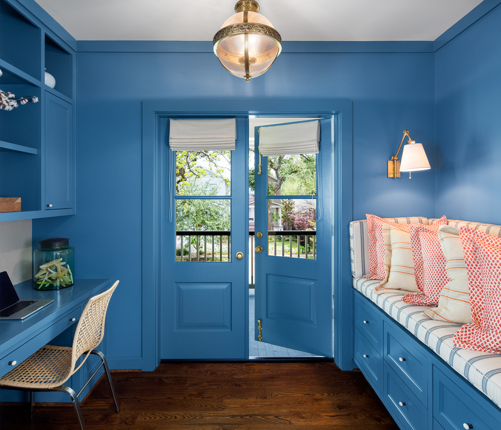 ヒューストンにある高級な小さなエクレクティックスタイルのおしゃれな書斎 (青い壁、濃色無垢フローリング、暖炉なし、造り付け机) の写真