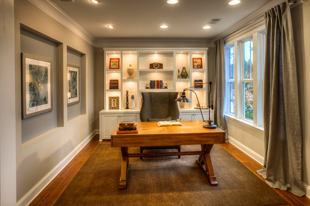 Mittelgroßes Klassisches Arbeitszimmer mit Arbeitsplatz, grauer Wandfarbe, braunem Holzboden und freistehendem Schreibtisch in Atlanta