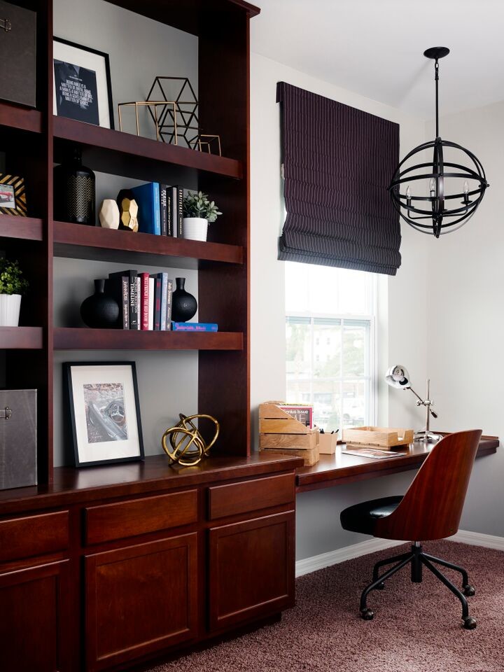 Réalisation d'un bureau de taille moyenne et de type studio avec un mur blanc, moquette et un bureau intégré.