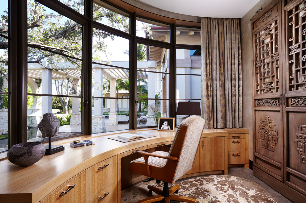 Ejemplo de despacho de estilo zen de tamaño medio sin chimenea con escritorio empotrado, suelo de cemento, suelo marrón y paredes grises
