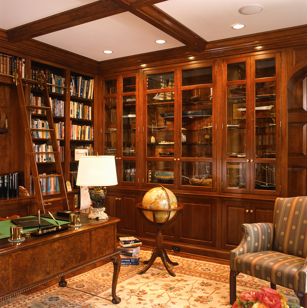 Inspiration pour un grand bureau traditionnel avec une bibliothèque ou un coin lecture, parquet foncé, un bureau indépendant, un mur marron et aucune cheminée.