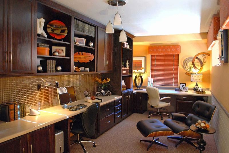 Cette photo montre un bureau chic de taille moyenne avec un mur jaune, moquette, aucune cheminée et un bureau intégré.