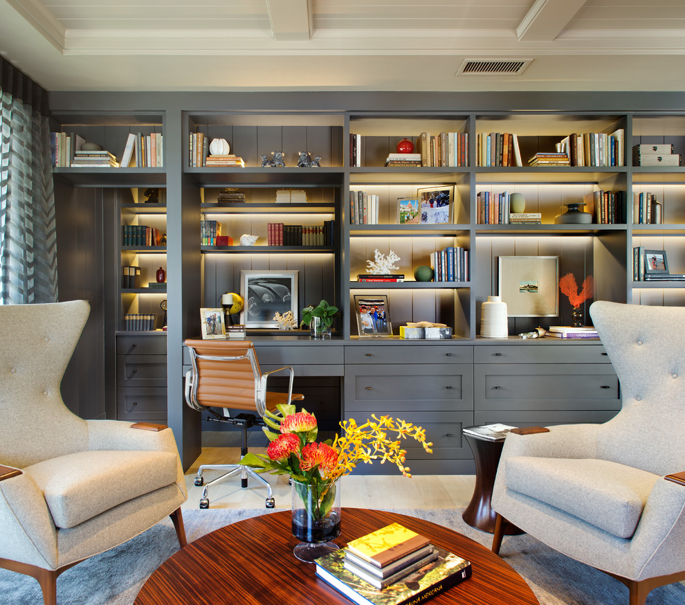サンディエゴにあるトランジショナルスタイルのおしゃれなホームオフィス・書斎 (淡色無垢フローリング、造り付け机) の写真
