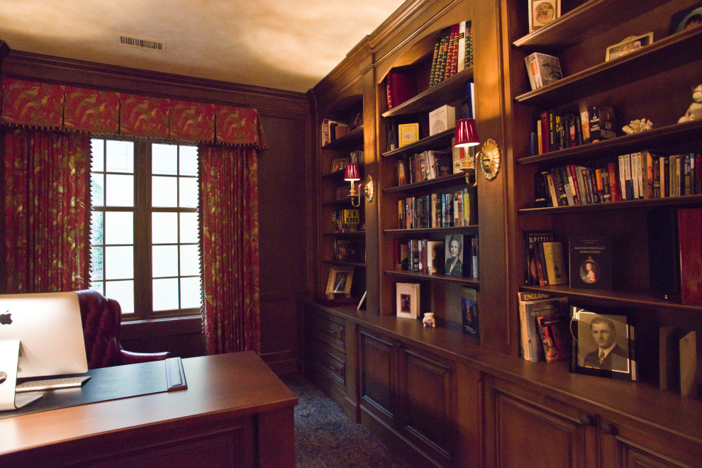 Inspiration för stora klassiska hemmabibliotek, med ett fristående skrivbord