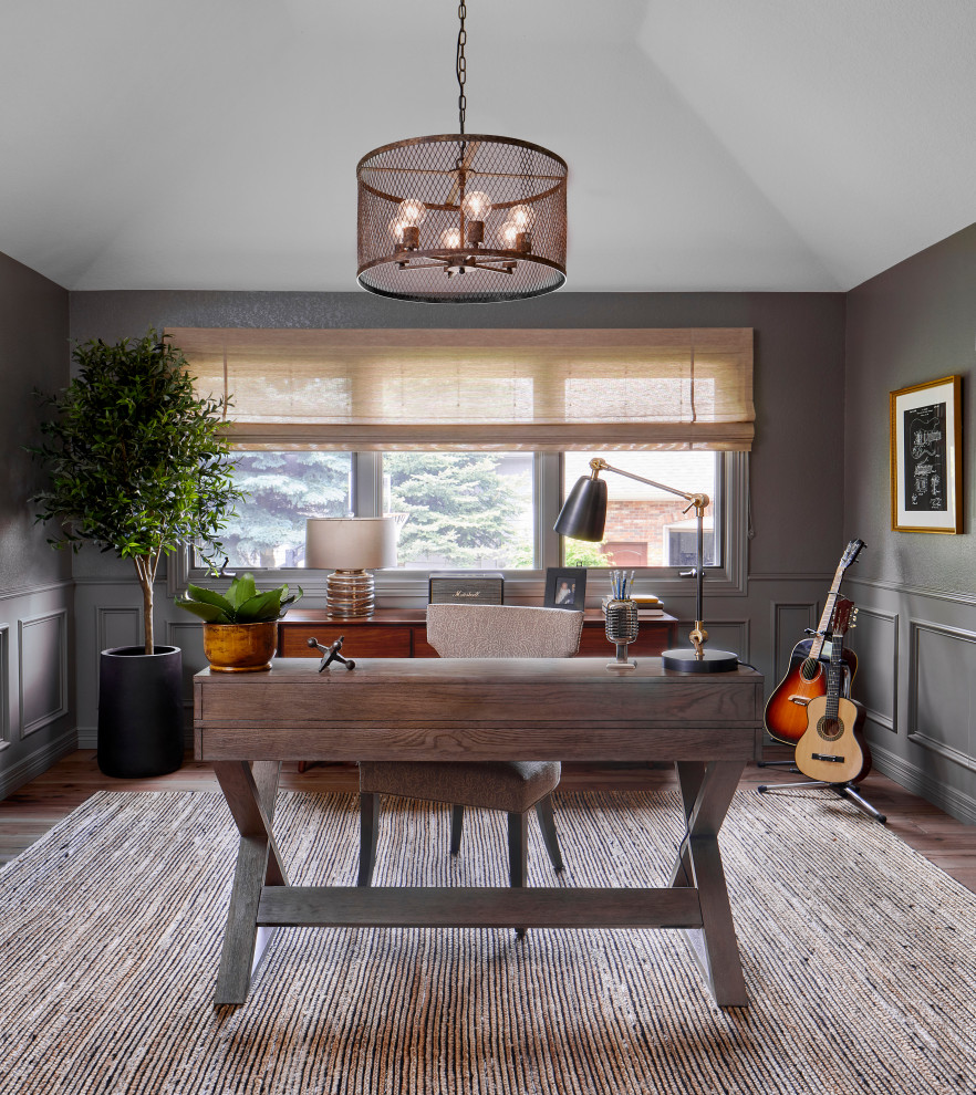 Ejemplo de despacho ecléctico de tamaño medio sin chimenea con paredes verdes, suelo de madera en tonos medios, escritorio independiente y suelo marrón