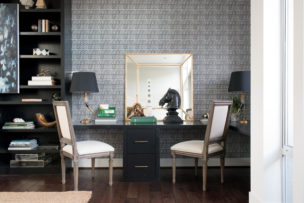 Ejemplo de despacho bohemio de tamaño medio con paredes blancas, suelo de madera oscura y escritorio empotrado