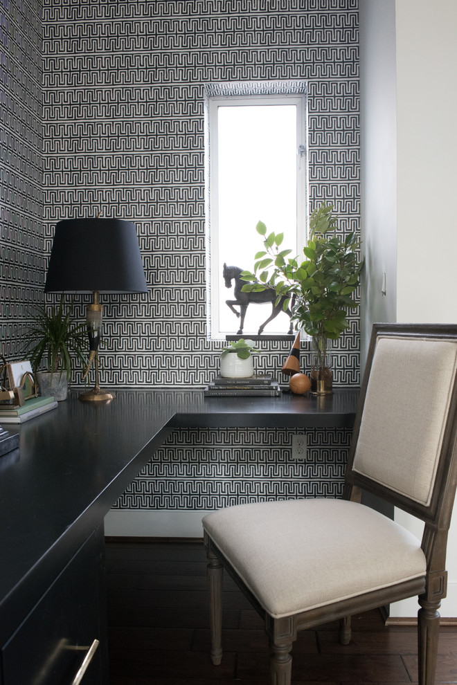 Ejemplo de despacho ecléctico de tamaño medio con paredes blancas, suelo de madera oscura y escritorio empotrado