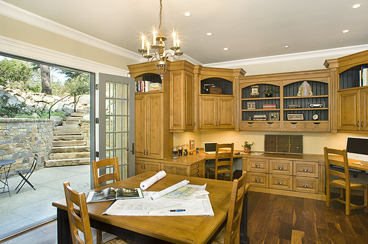 Diseño de despacho clásico grande con paredes beige, suelo de madera en tonos medios y escritorio empotrado
