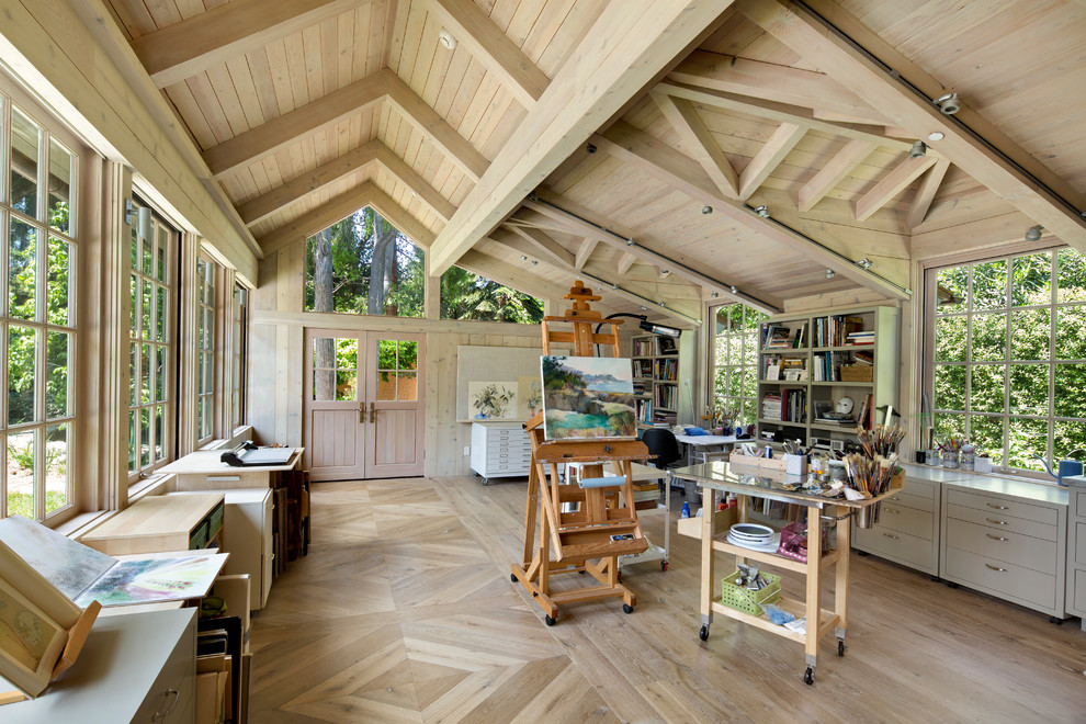 Inspiration för ett vintage hemmastudio, med beige väggar, ljust trägolv, ett fristående skrivbord och beiget golv