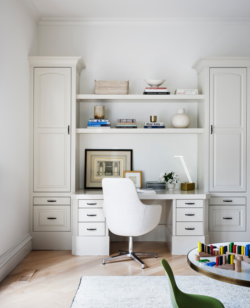 サンフランシスコにある高級な小さなトラディショナルスタイルのおしゃれなホームオフィス・書斎 (白い壁、淡色無垢フローリング、暖炉なし、造り付け机、茶色い床) の写真