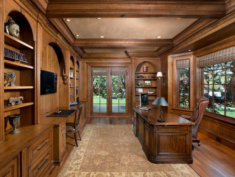 Großes Klassisches Arbeitszimmer ohne Kamin mit braunem Holzboden, freistehendem Schreibtisch, brauner Wandfarbe und braunem Boden in San Francisco