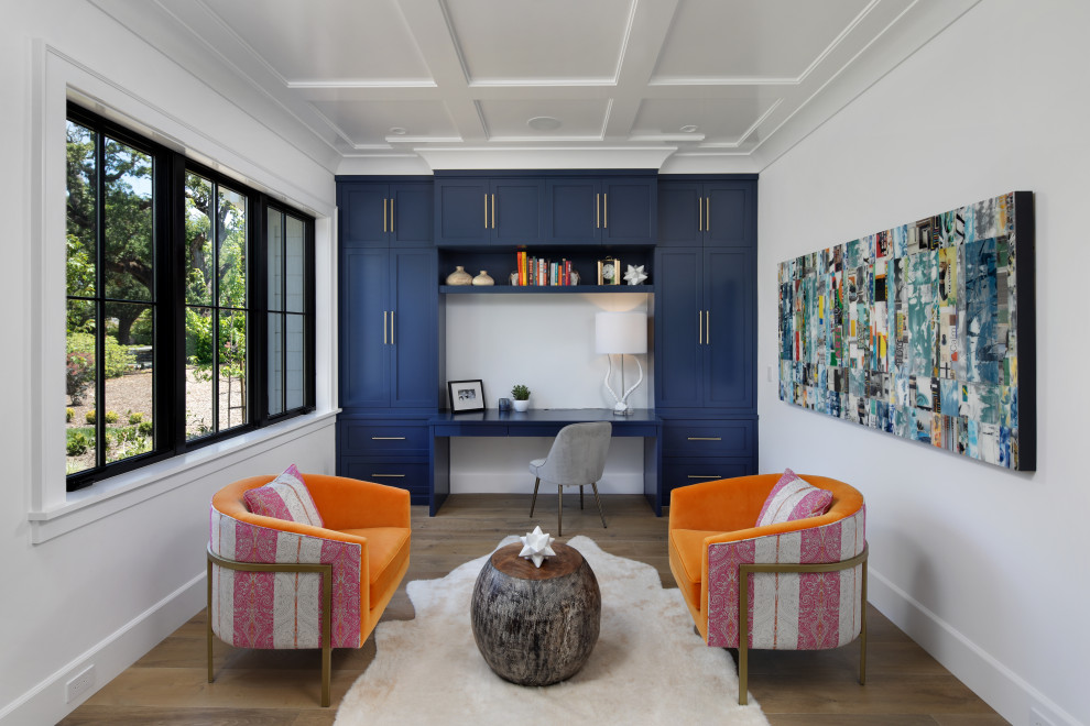Klassisches Arbeitszimmer mit weißer Wandfarbe, braunem Holzboden, Einbau-Schreibtisch und braunem Boden in San Francisco