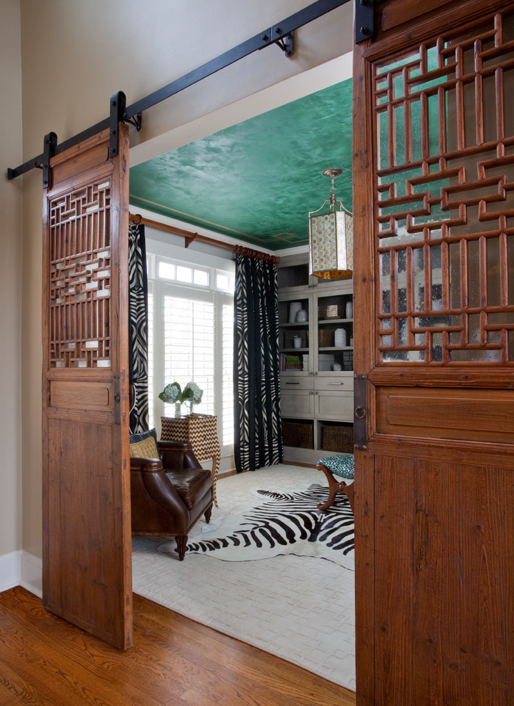 Источник вдохновения для домашнего уюта: кабинет среднего размера в стиле неоклассика (современная классика) с серыми стенами, паркетным полом среднего тона и отдельно стоящим рабочим столом