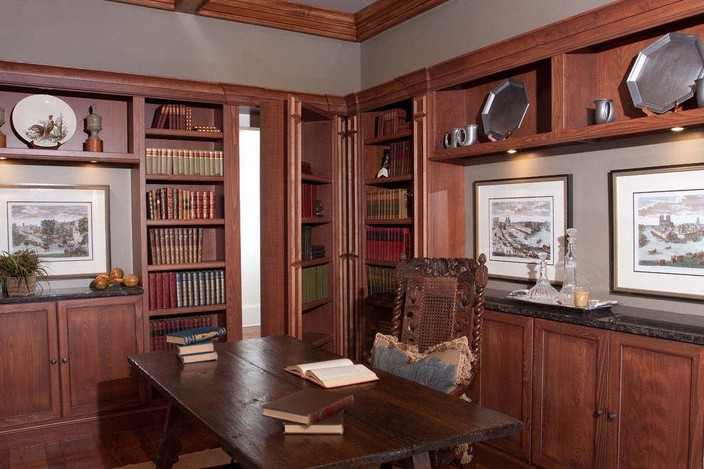 Exempel på ett mellanstort klassiskt arbetsrum, med ett bibliotek, grå väggar, mörkt trägolv, ett fristående skrivbord och brunt golv