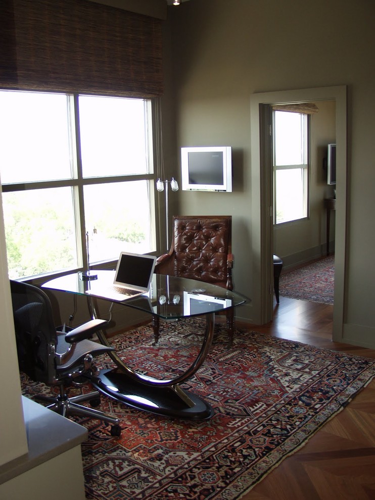 Foto på ett litet eklektiskt arbetsrum, med beige väggar, mellanmörkt trägolv, ett fristående skrivbord och brunt golv