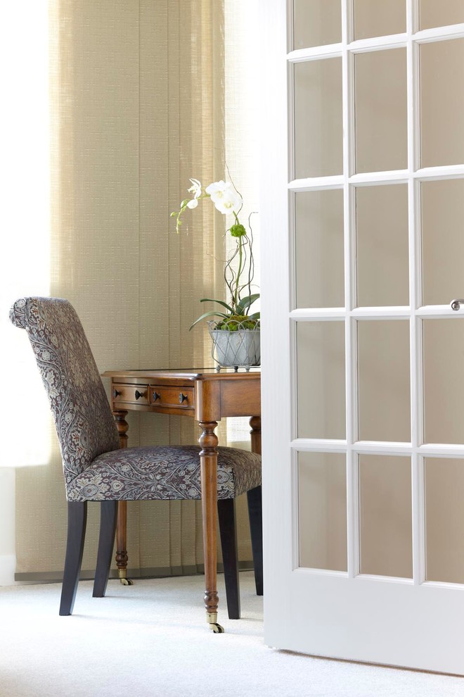 Foto de despacho tradicional pequeño sin chimenea con paredes beige, moqueta, escritorio independiente y suelo marrón